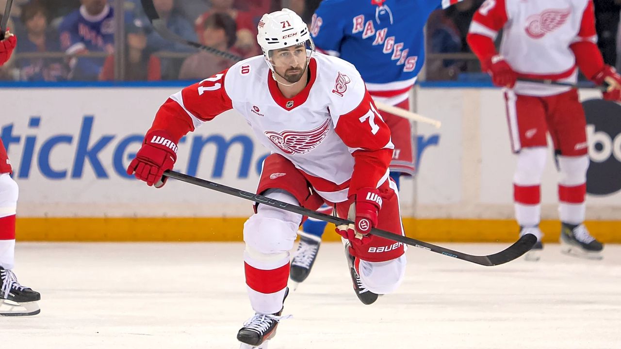 Canadiens' trade pursuit of Larkin stalled by player's no-Canada list