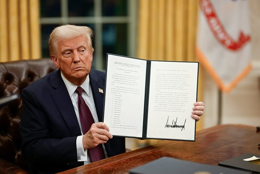 Trump prioritizes AI competition with China over regulation amid growing industry warnings