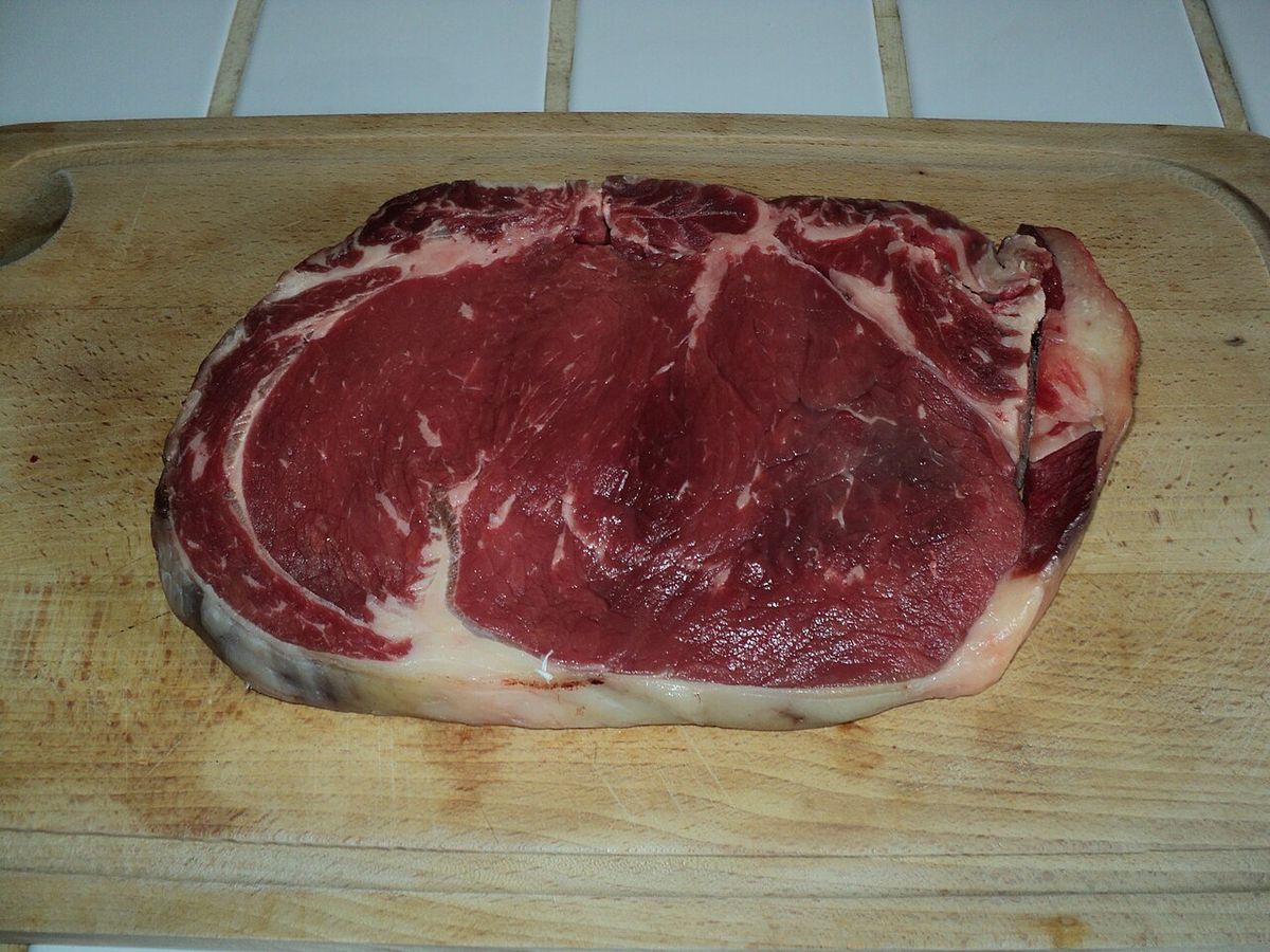 A faux-filet steak (about 1,5 cm thick). In French, the faux-filet primal cut corresponds more or less to the cuts called, in English, strip