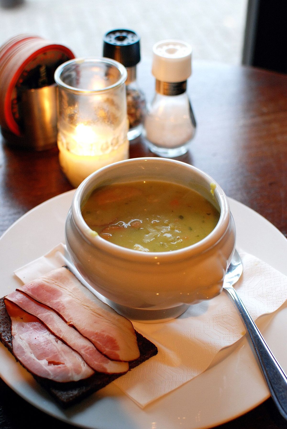 'Erwtensoep, roggebrood met katenspek': Dutch for "pea soup, rye bread with smoked bacon"; it is a traditional combination in the Netherland