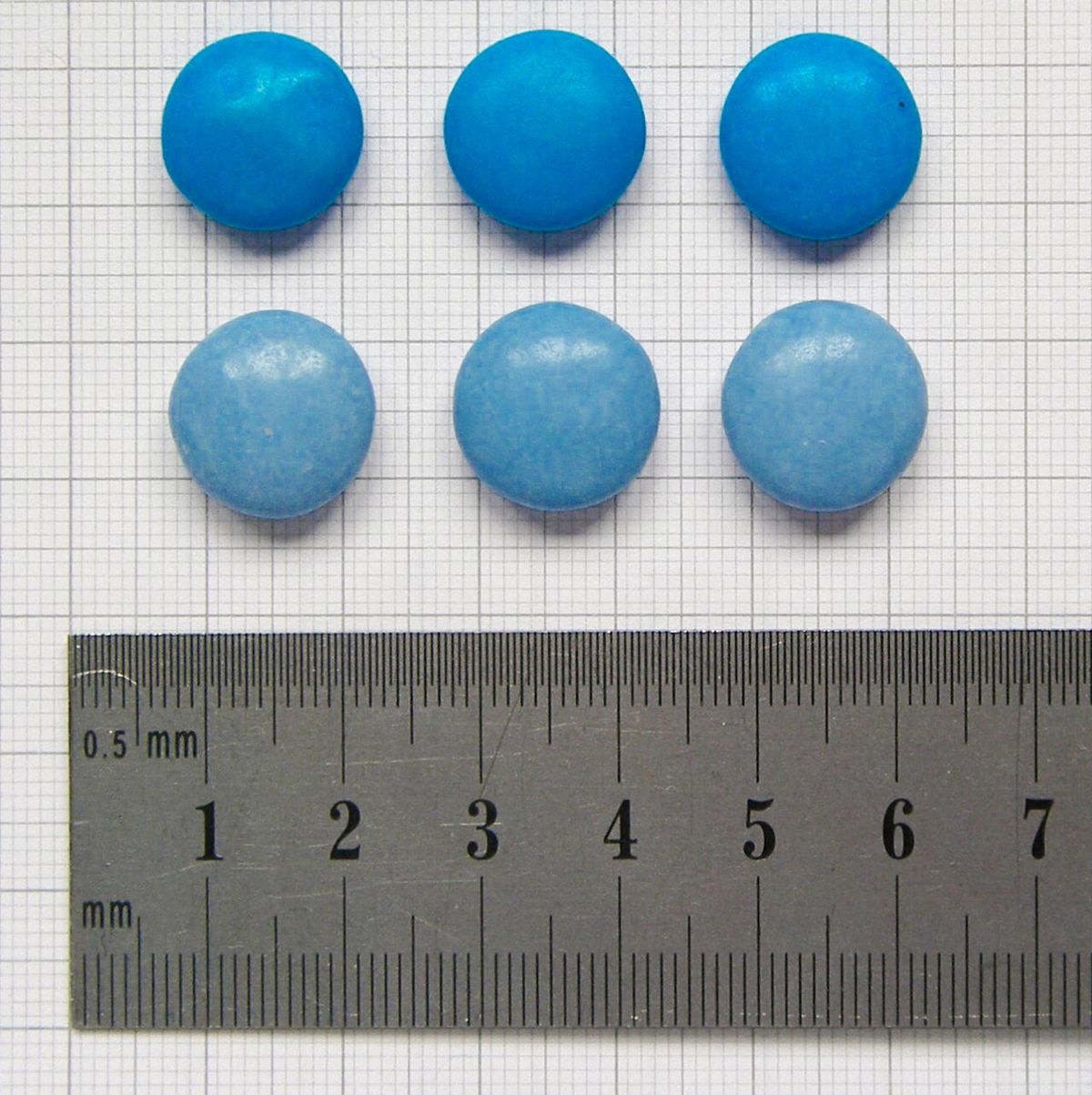 Photograph of blue Nestlé Smarties as sold in the UK, before (top, dating from 2006) and after (2008, bottom) change to natural colours. Bac