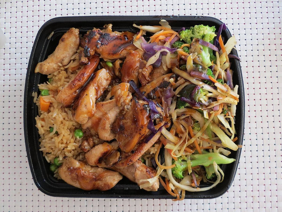 Teriyaki chicken dish sold by American restaurant Sarku Japan in Colombia.