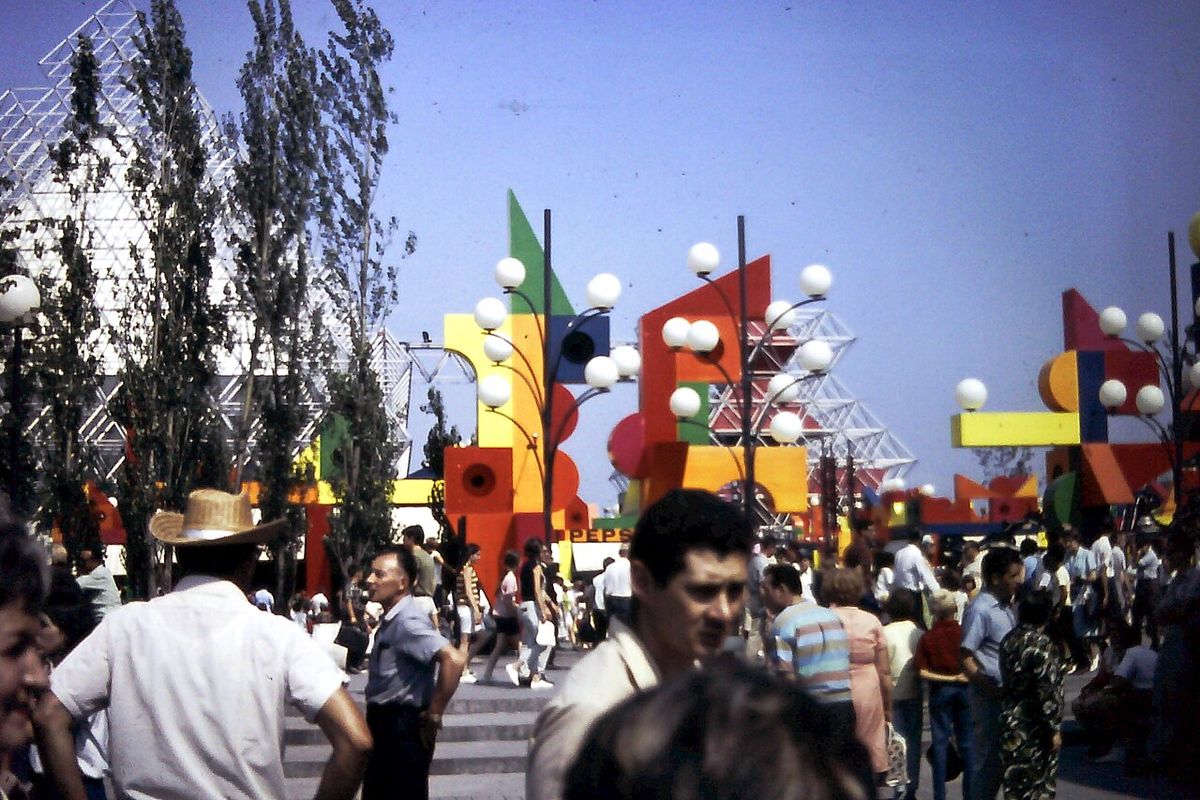 La Ronde, the Gyrotron ( on the left). This picture was taken by my father at Expo 67 (I was -7 years old at the time). I scanned these pict
