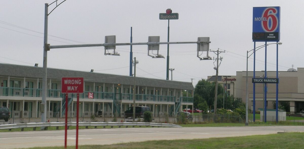 Motel 6 in Lima, OH with Applebee's sign in the background.