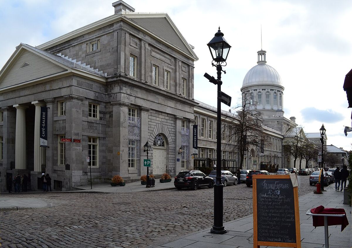 The symmetrical composition and Greek Revival portico (the cast-iron columns were brought from England), tin-plated dome and simple and vari