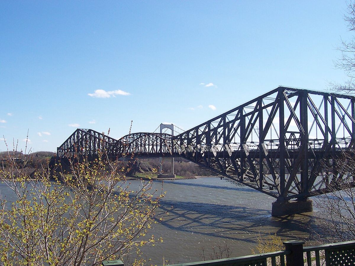 Pont de Québec vu du Parc aquarium du Québec (ville de Québec, Québec, Canada); A view of the Quebec Bridge from the Parc Aquarium du Québec